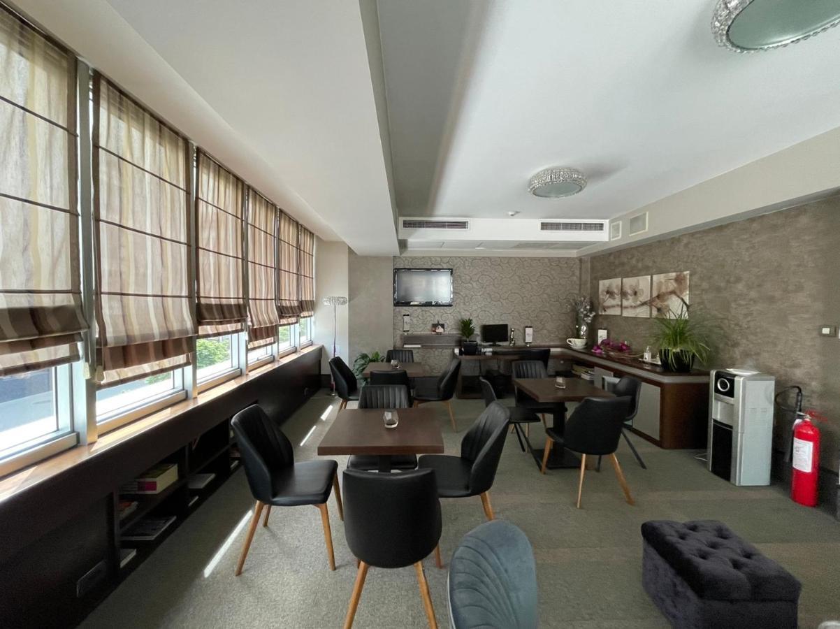 Queen'S Hotel - Zebra Centre Skopje Ngoại thất bức ảnh