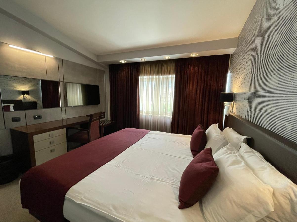 Queen'S Hotel - Zebra Centre Skopje Ngoại thất bức ảnh