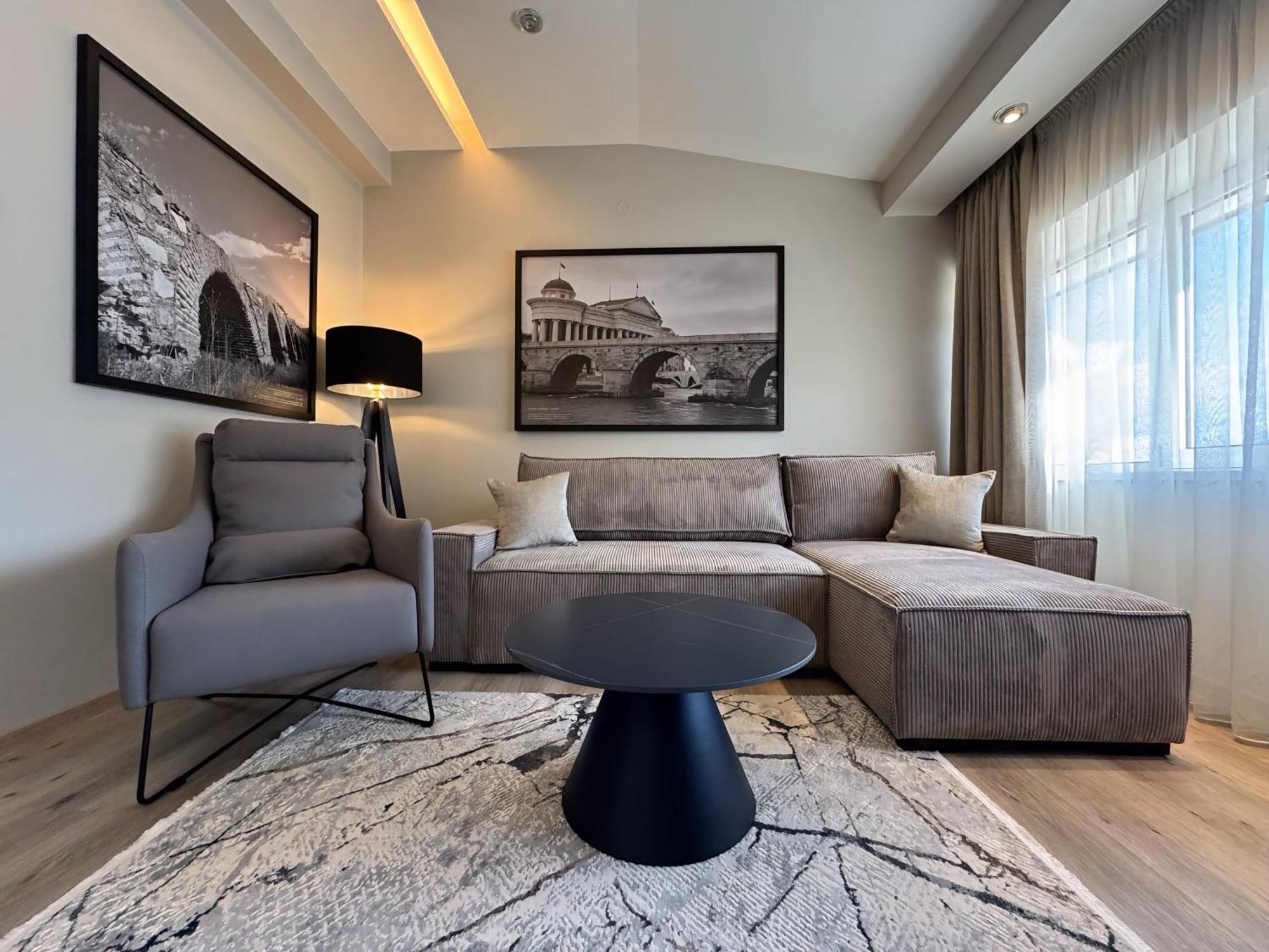 Queen'S Hotel - Zebra Centre Skopje Ngoại thất bức ảnh